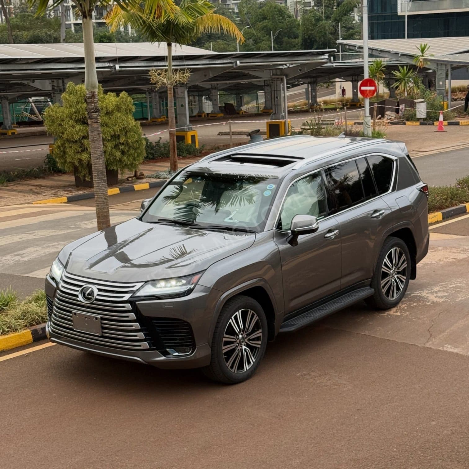 2023 Lexus LX600 3.5L Petrol SUV, photo 2