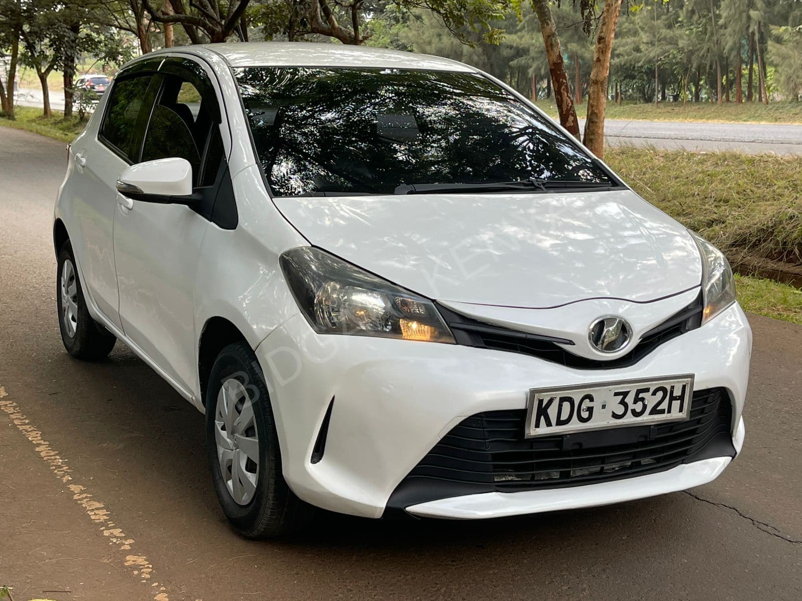 2014 Toyota Vitz 1.5L Petrol Hatchback, photo 2