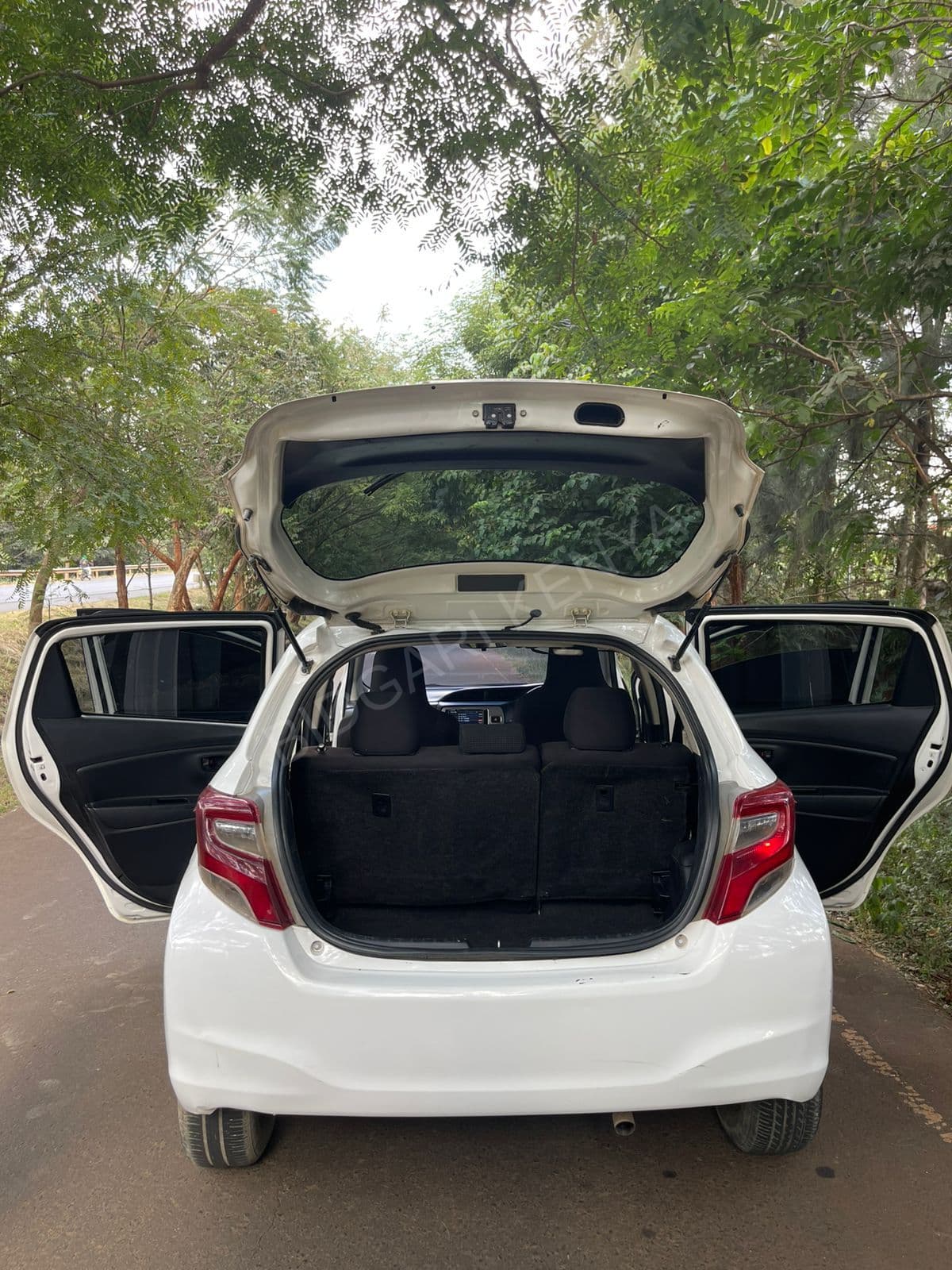 2014 Toyota Vitz 1.5L Petrol Hatchback, photo 5