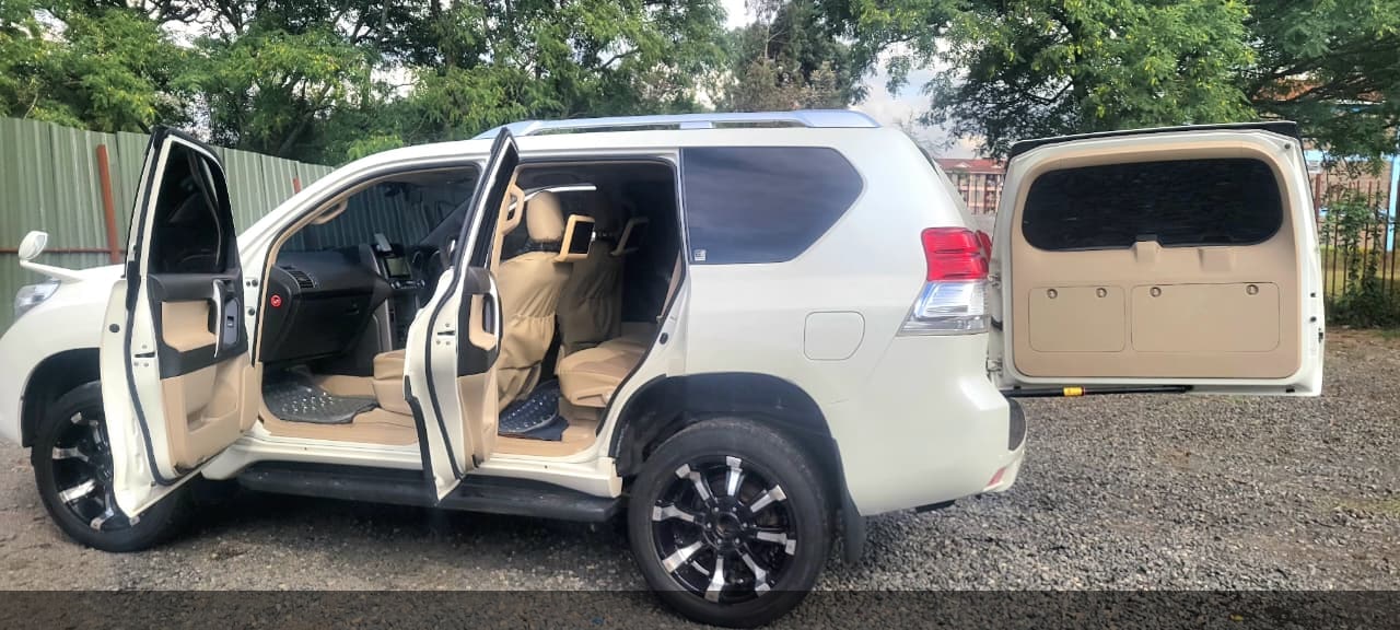 2013 Toyota Land Cruiser TX image 3