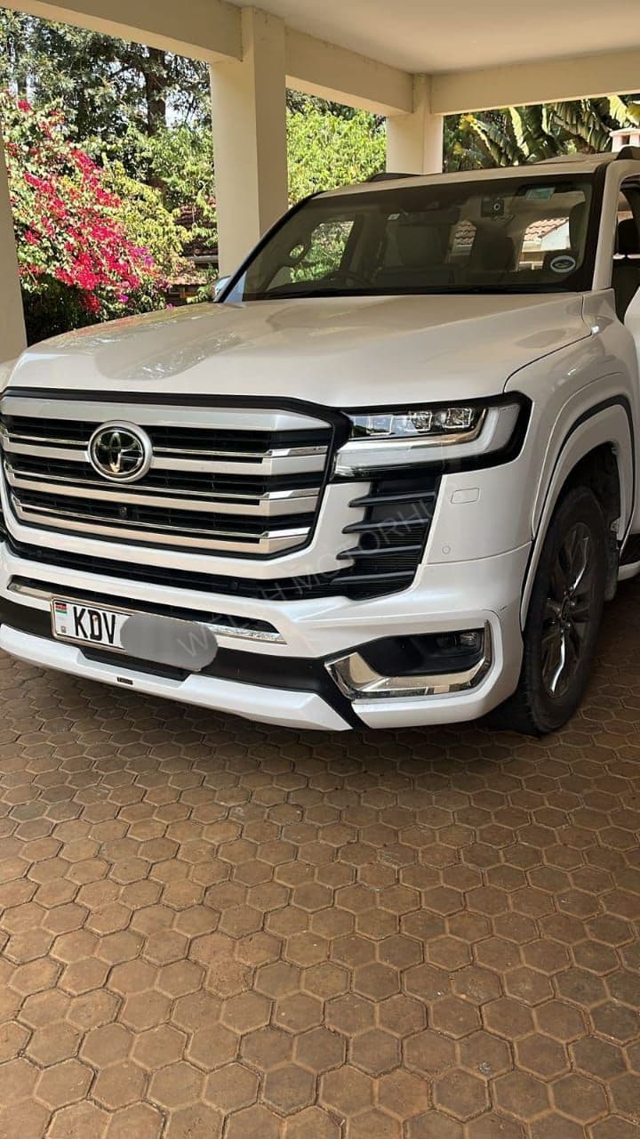 2023 Toyota Land Cruiser 300 series 3.3L Diesel Sedan, photo 2